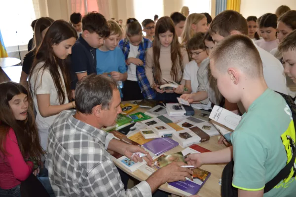 1 травня Ужгородський ліцей ім. Т.Г. Шевченка вітав у своїх стінах золотого письменника України Мирослава Дочинця